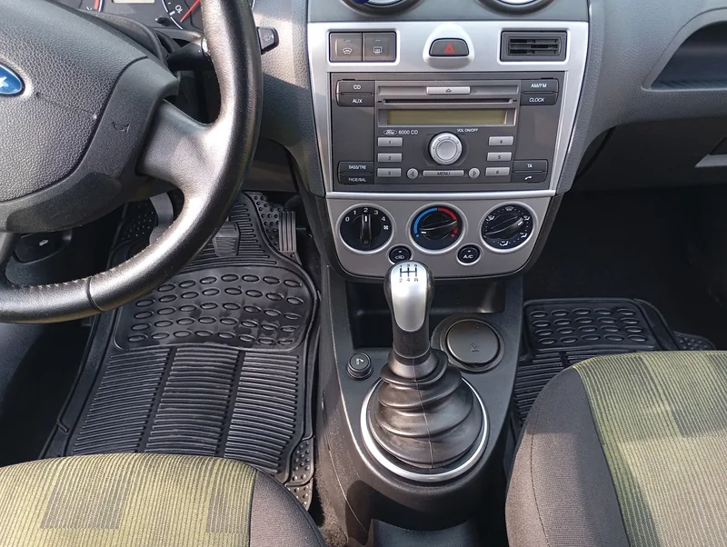 Ford Focus – kompletní čištění interiéru – Přední část interiéru, stav po práci