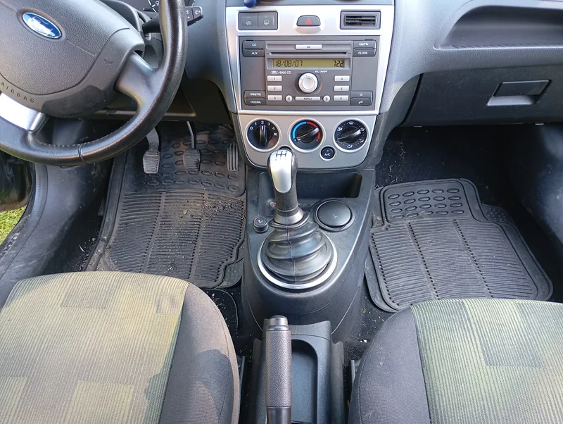 Ford Focus – kompletní čištění interiéru – Přední část interiéru, stav před prací