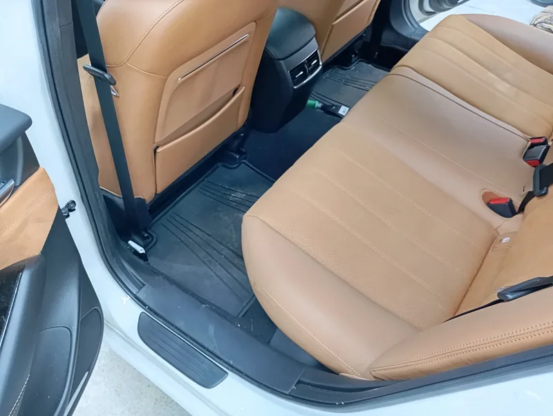 Mazda – čištění a ochrana koženého interiéru – Zadní sedadla, stav před prací