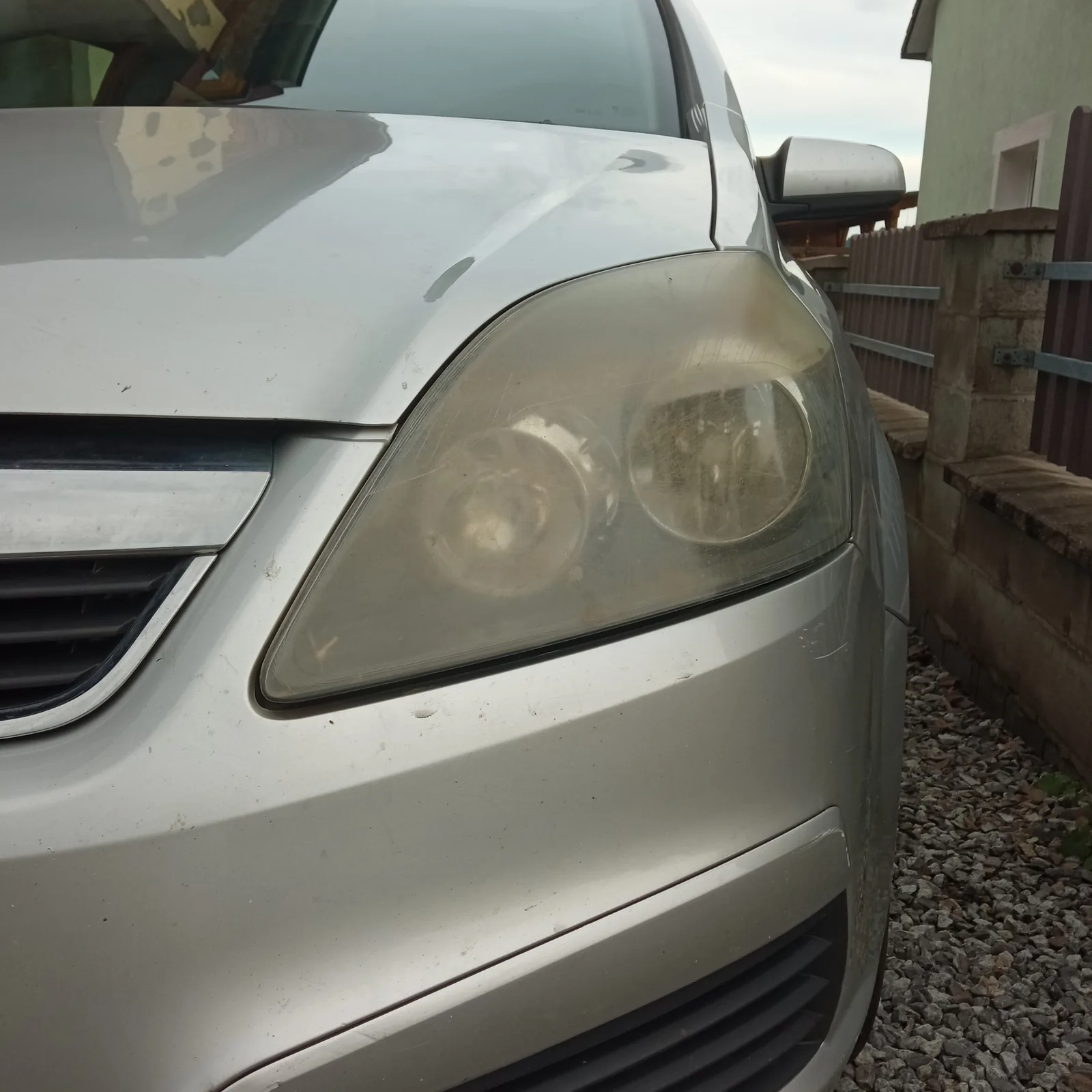 Opel Zafira – renovace světlometů před realizací