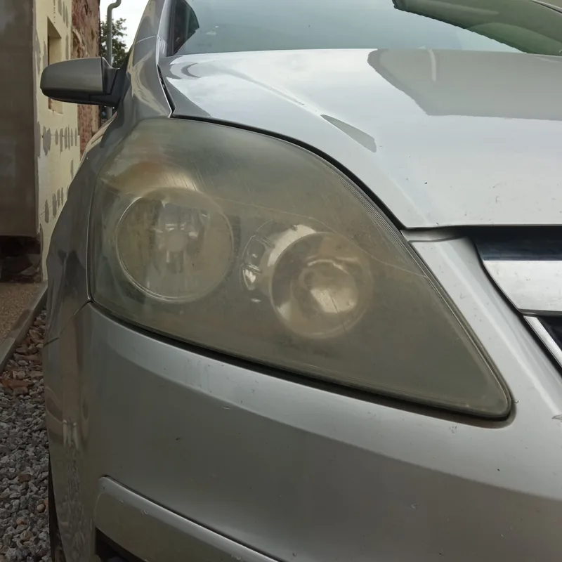 Opel Zafira – renovace světlometů – stav před prací, porovnání 2