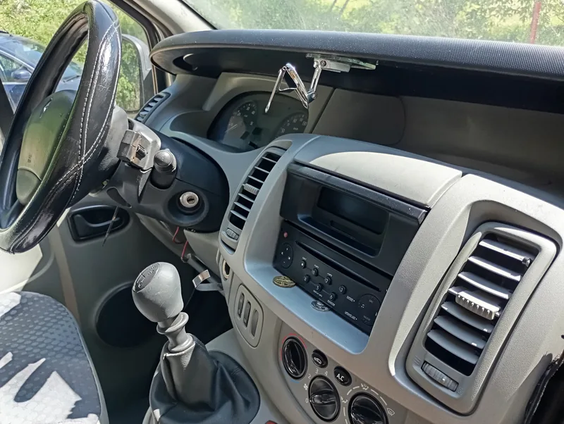 Renault Trafic – extrémně znečištěný interiér – Přední část kabiny, stav po práci