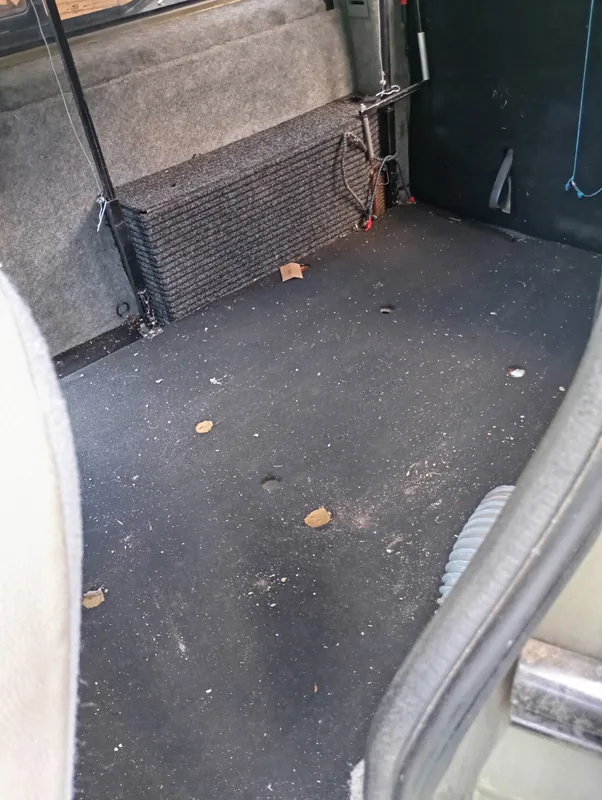 Renault Trafic – extrémně znečištěný interiér – Nákladový prostor, stav před prací