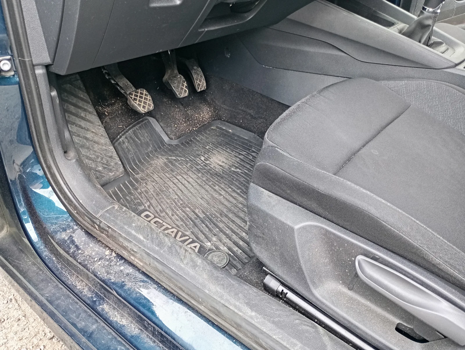 Škoda Octavia – kompletní čištění interiéru před realizací